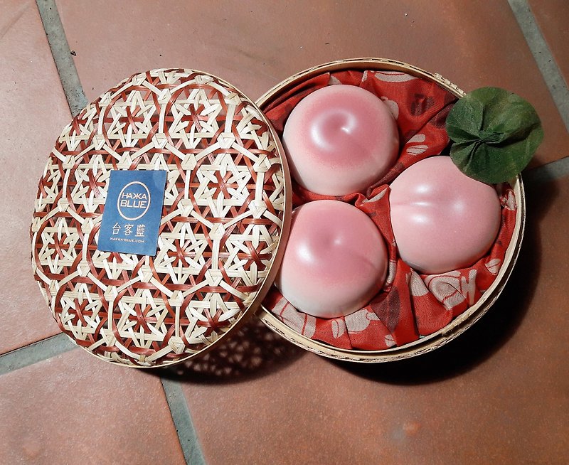 (台客蓝) 喜桃*桃喜杯3入组合-手工藤编盒包装+红花布 - 茶具/茶杯 - 瓷 粉红色