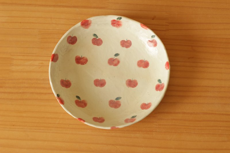 粉引きリンゴいっぱいの6寸皿。 - 浅碟/小碟子 - 陶 红色