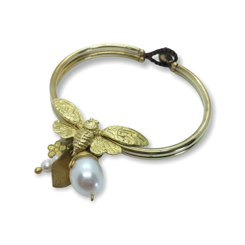brass bangle with special water-fresh pearl pendant - 手链/手环 - 铜/黄铜 金色