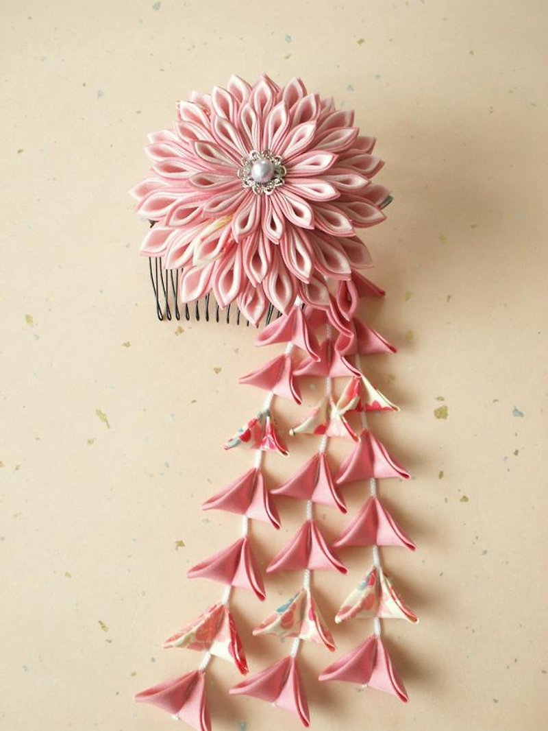 つまみ細工　古布で作った剣つまみの髪飾り〈桃色〉　成人式にぴったり♪ - 发饰 - 丝．绢 粉红色