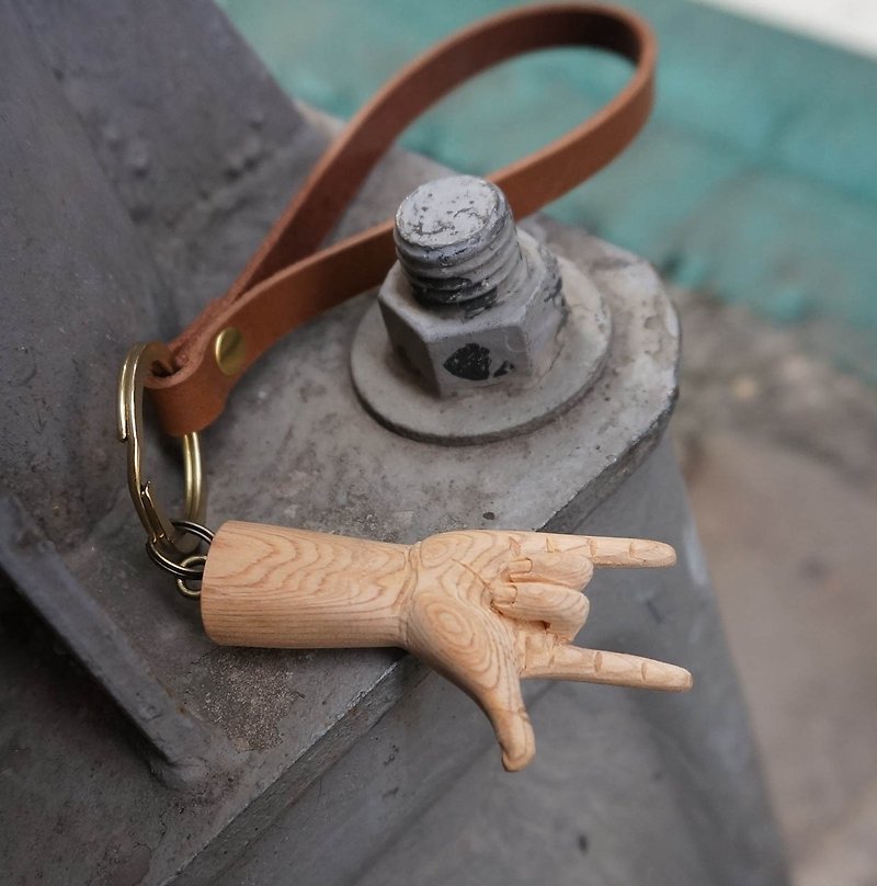 真皮手工桧木雕刻小手吊饰钥匙圈(我爱你手势) - 钥匙链/钥匙包 - 纸 咖啡色