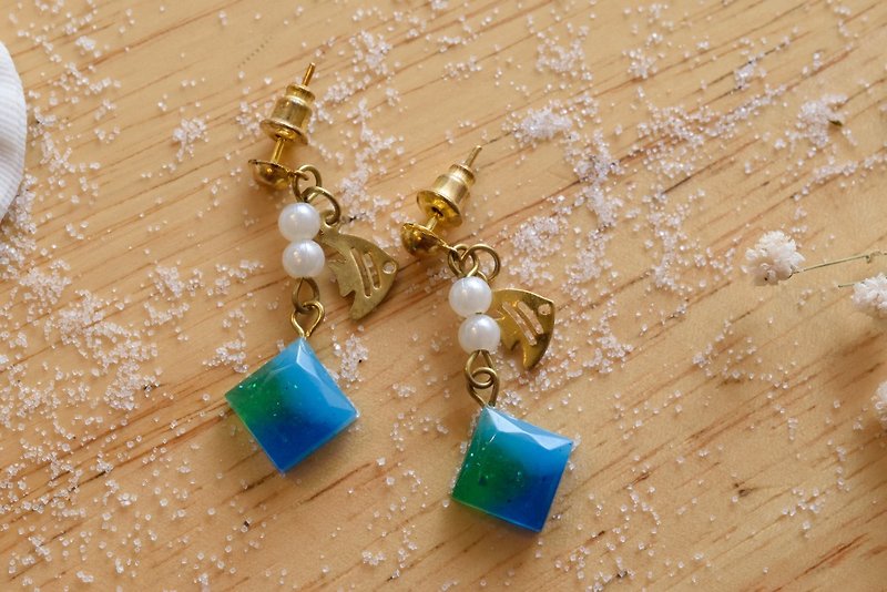 Cute & Beauty Blue Green Gem Resin Dangle Earrings - 耳环/耳夹 - 其他材质 绿色