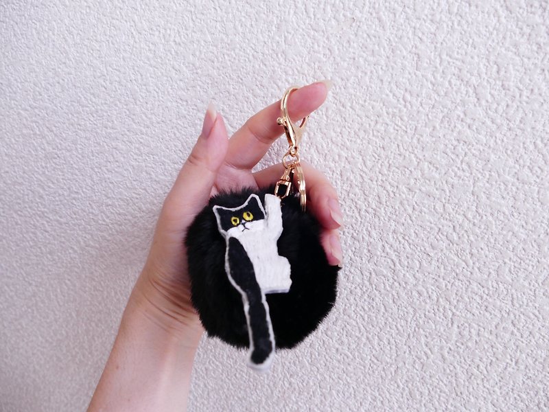 ファーポンポンバッグチャーム 刺繍のハチワレ猫 黒 - 钥匙链/钥匙包 - 聚酯纤维 黑色