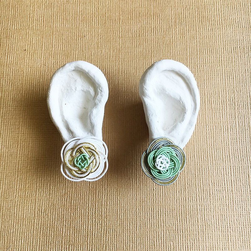 菜の花結びのアシンメトリーピアス -White×Gray-(イヤリング可) - 耳环/耳夹 - 纸 绿色