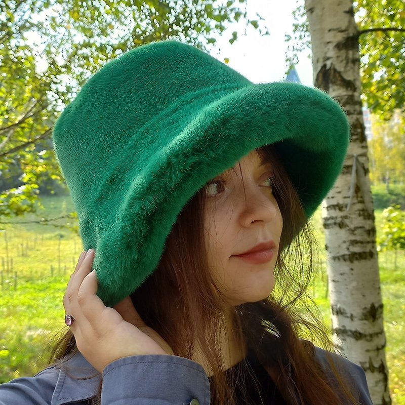 绿色人造貂皮渔夫帽。时尚的深绿色蓬松帽。冬天毛茸茸的帽子。 - 帽子 - 其他材质 绿色
