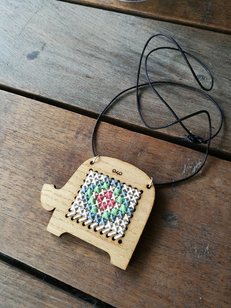 DIY mini Pixel pendant - elephant shape set - 木工/竹艺/纸艺 - 木头 咖啡色