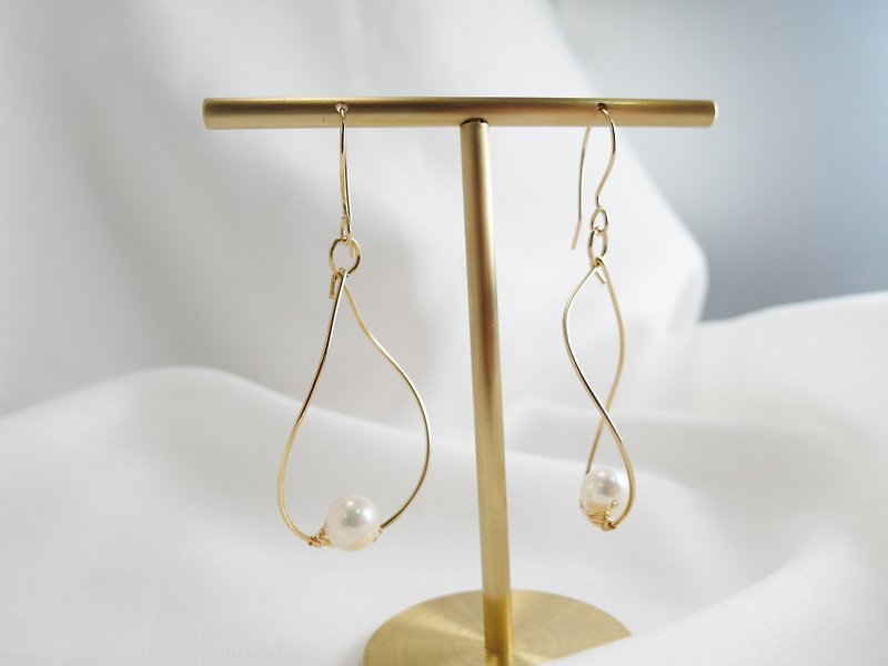 波光 柔软的弧形珍珠耳环 - 耳环/耳夹 - 珍珠 金色