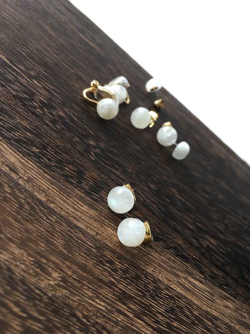 Moon stone simple earring - 耳环/耳夹 - 宝石 白色
