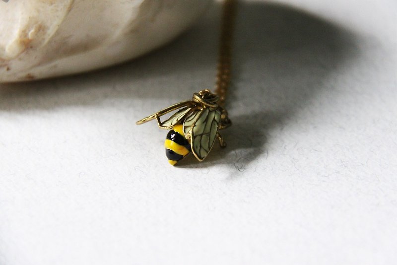 Bee Necklace - Handmade jewelry - Hand-painting Version - Cute and Unique Charm Necklace - 项链 - 其他金属 金色