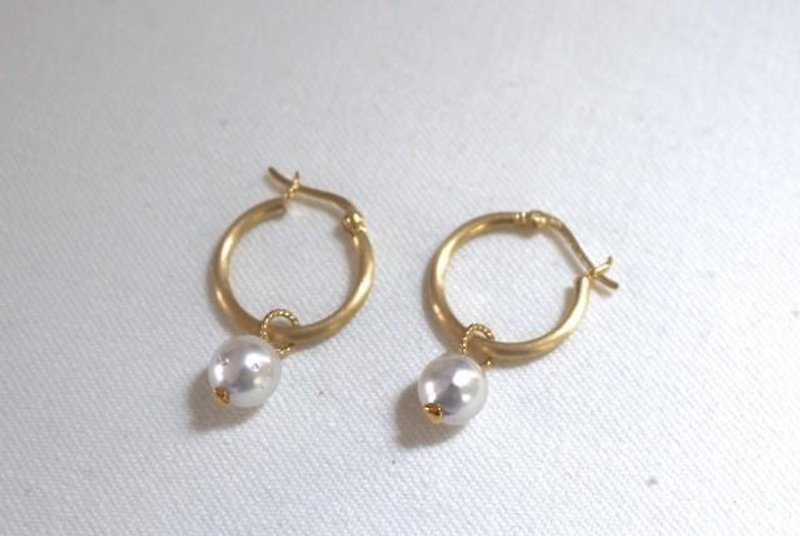 南洋真珠のフープピアス大 ゴールド色 - 耳环/耳夹 - 宝石 金色