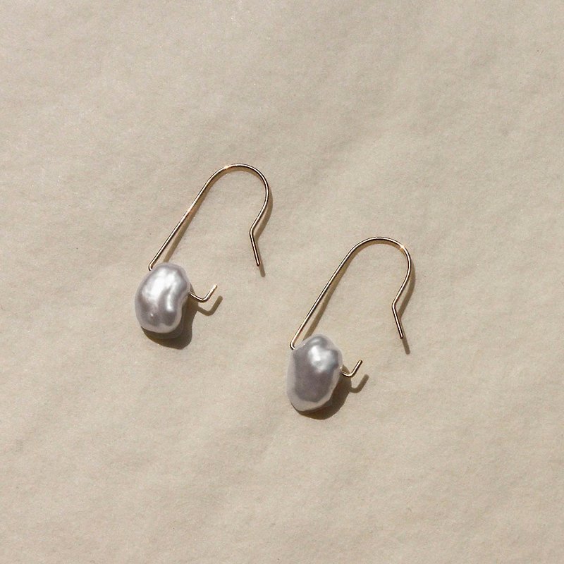 钩型扁状珍珠14K注金耳环 - 耳环/耳夹 - 珍珠 白色