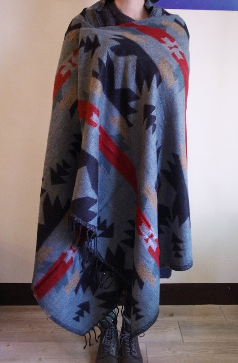 【乐拍子】尼泊尔手编 披肩 围巾 大围巾（几合图腾－黑+灰蓝底） - 丝巾 - 聚酯纤维 灰色