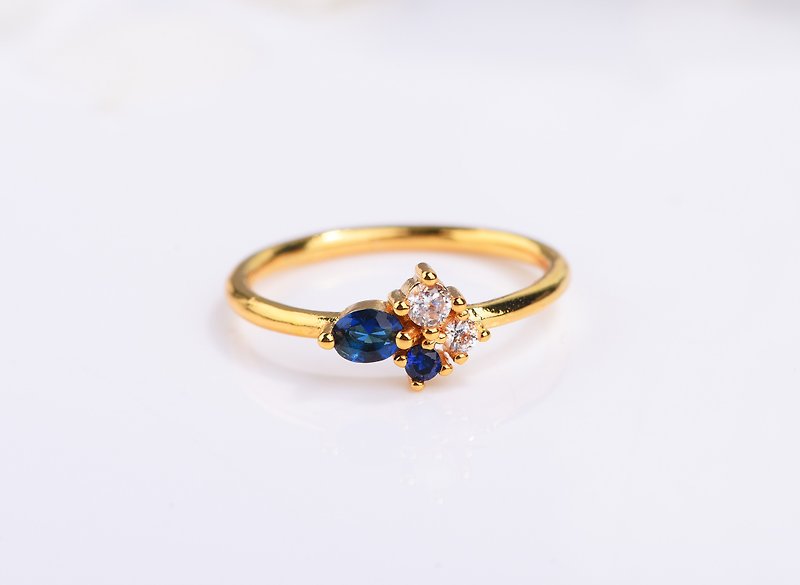 18K金蓝宝石戒指 蓝色宝石搭配钻石, 呈现夜空中闪闪发光的星群 - 戒指 - 贵金属 金色