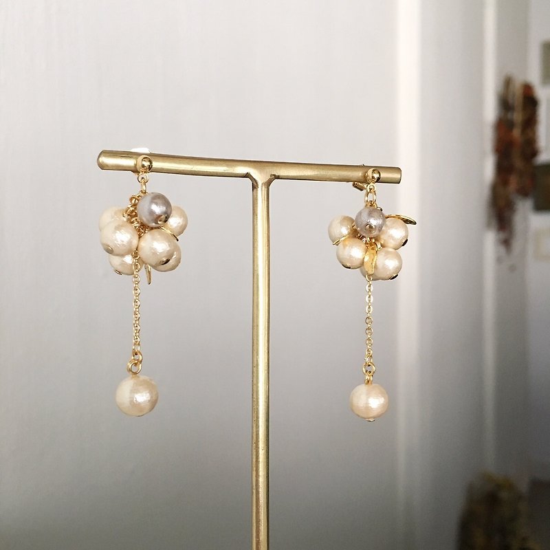 Cotton pearl elegant earrings - 耳环/耳夹 - 环保材料 白色