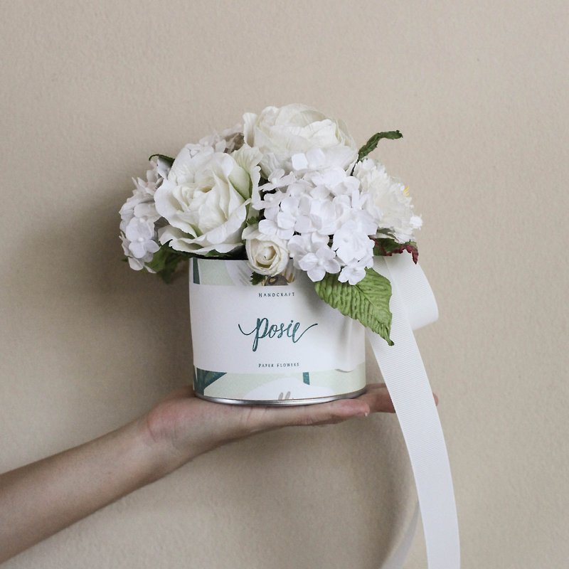 GM201 : Aromatic Gift Medium Gift Box Handmade Paper Flower Pure White Size 7"x7" - 香薰/精油/线香 - 纸 白色