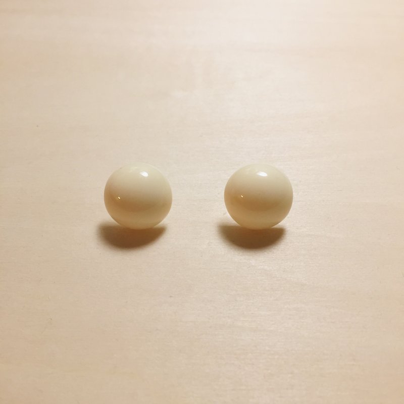 复古米白16mm丸子耳环 - 耳环/耳夹 - 树脂 白色