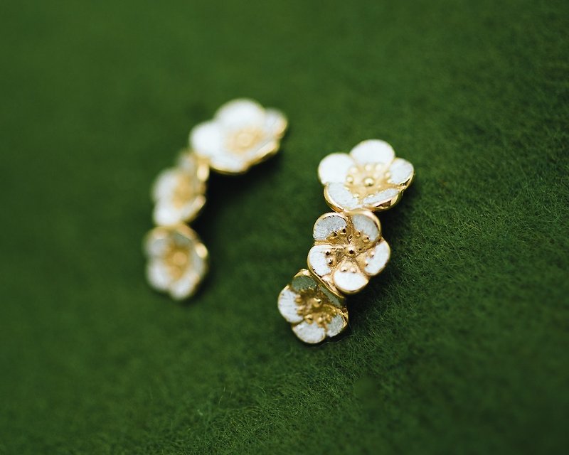 梅の花 (３輪) ピアス/イヤリング - 耳环/耳夹 - 银 金色