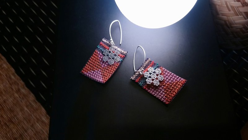 Silver with hand-stitched earrings - 耳环/耳夹 - 其他金属 银色