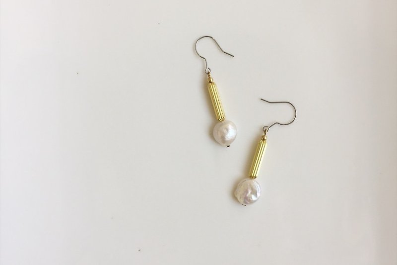 珍珠罗马 淡水珍珠黄铜造型耳环 - 耳环/耳夹 - 其他金属 金色
