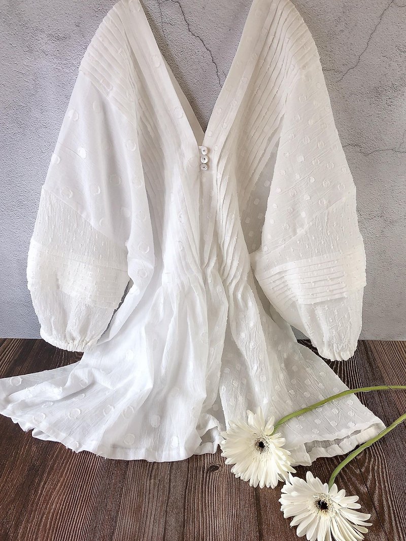 日本纯棉三种织纹点点拼接前后V领立体褶纹七分抛袖罩衫上衣 - 女装上衣 - 棉．麻 白色