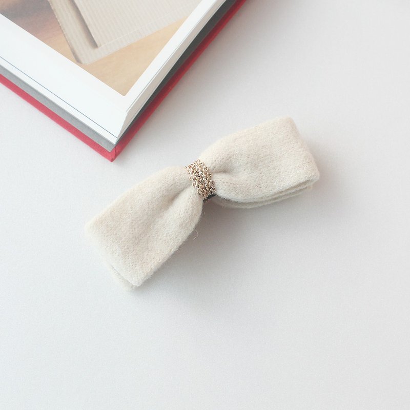 Ivory Knitted banana clip with a fluffy feel - 发饰 - 其他材质 白色