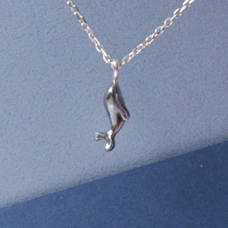 海洋系列--跳跃的鲸鱼 吊坠 - 项链 - 纯银 黑色