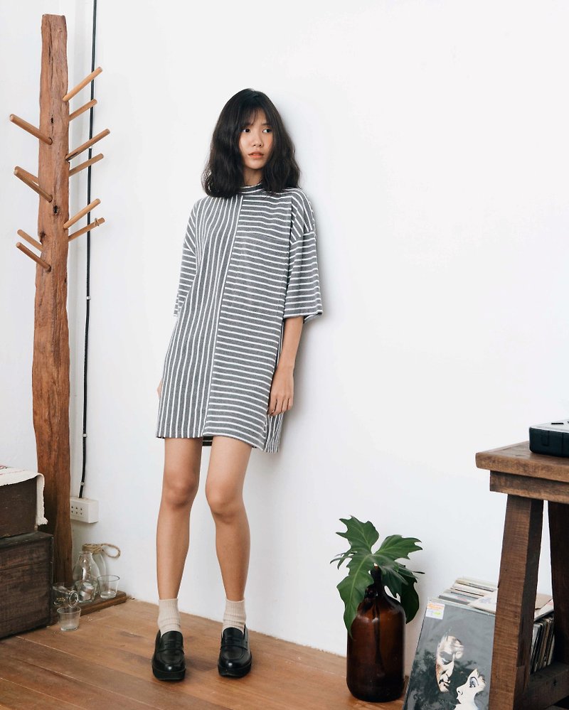 MINIMAL GREY-WHITE STRIPE COTTON UNISEX OVERSIZED TEE DRESS WITH HIGH NECK AND DROP SHOULDER - 中性连帽卫衣/T 恤 - 棉．麻 灰色