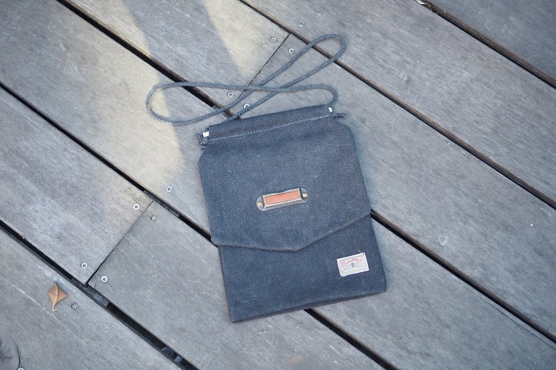 Post Bag 信箱包 随身小物袋 小木棒包 洗水灰 - 侧背包/斜挎包 - 棉．麻 灰色