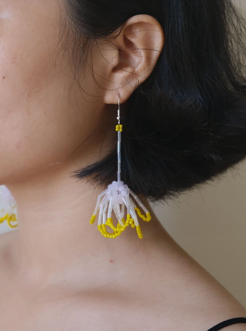 串珠花朵小清新耳环 - 耳环/耳夹 - 其他材质 多色