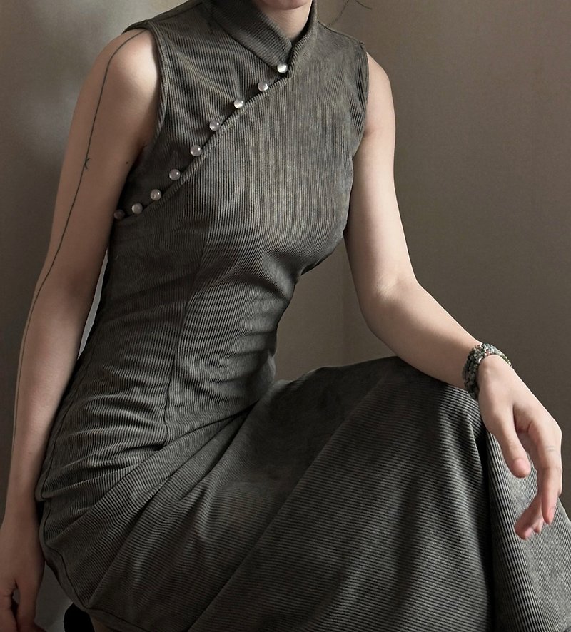 新中式复古 灯芯绒紧身改良无袖旗袍 - 洋装/连衣裙 - 其他材质 灰色