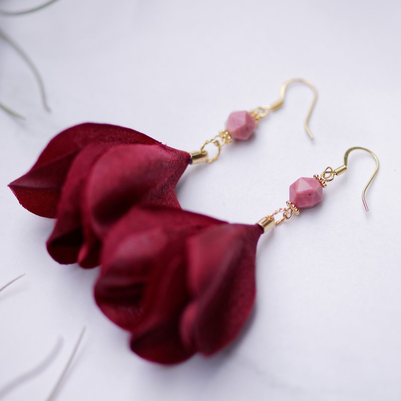 Rebecca 勃根地红花瓣天然蔷薇辉石垂坠式耳环 - 耳环/耳夹 - 其他材质 红色