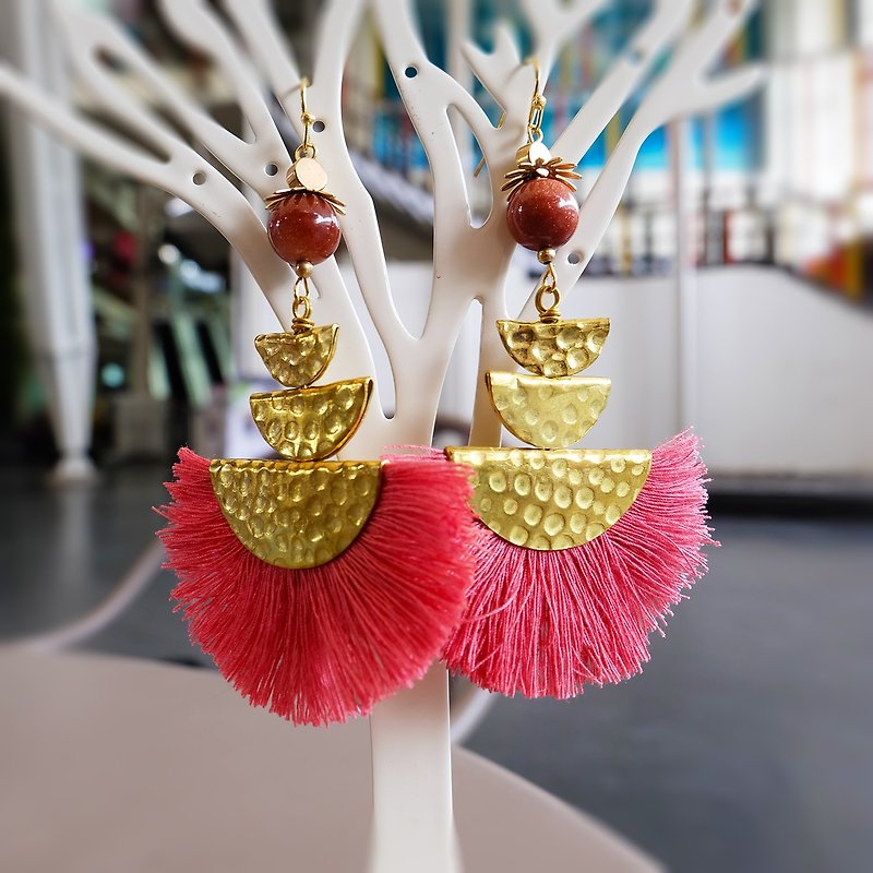 Hammered texture brass emblem and gold stone with red tassel earrings - 耳环/耳夹 - 铜/黄铜 红色