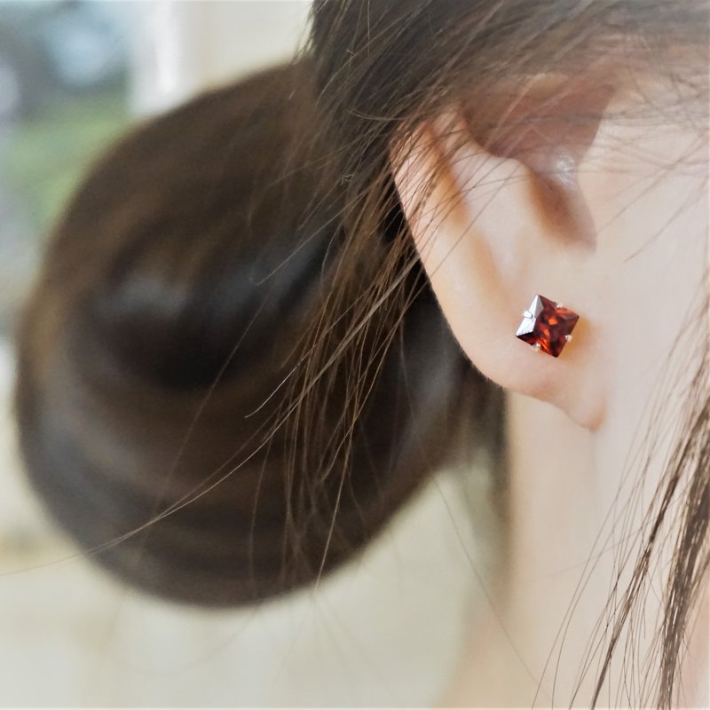 ll modo彩锆耳针 ll 5mm石榴红方型925银耳针 - 一对 / 附银耳堵 - 耳环/耳夹 - 纯银 红色