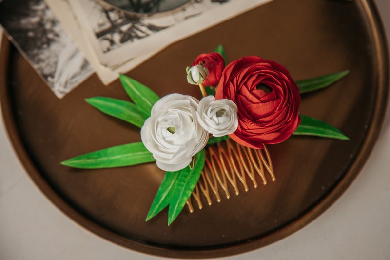 Red white ranunculus hair comb ,realistic flowers hair accessory for wedding - 发饰 - 其他材质 红色