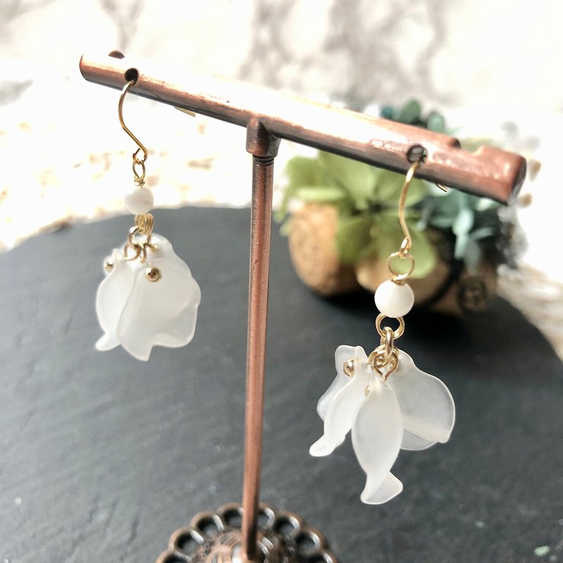 春　白い花びらのピアス - 耳环/耳夹 - 塑料 白色