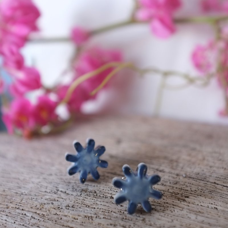 handmade ceramic earrings -  indigo Flower - 耳环/耳夹 - 陶 蓝色