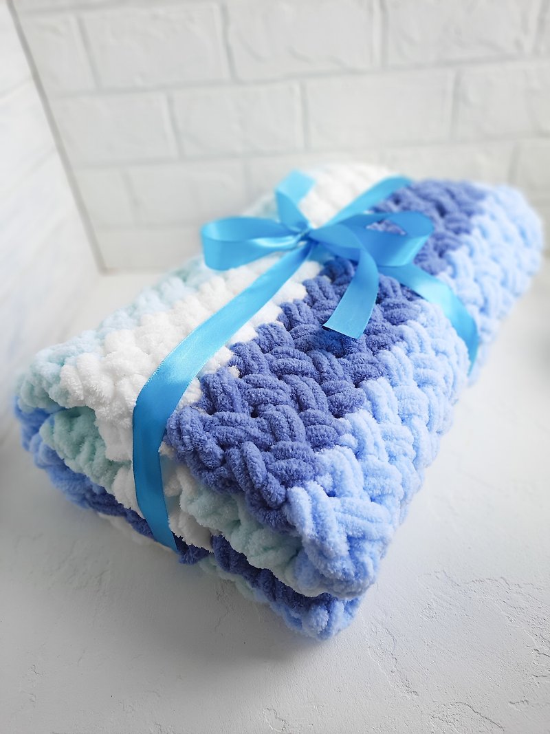 Striped baby blanket knit crochet blue plush cozy chunky baby gift - 被子/毛毯 - 绣线 蓝色