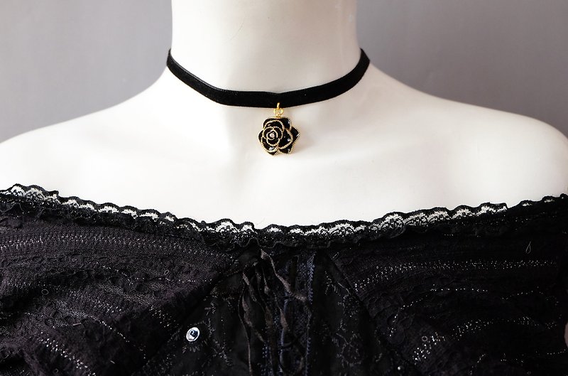 Black rose charm velvet choker - 项链 - 其他材质 黑色