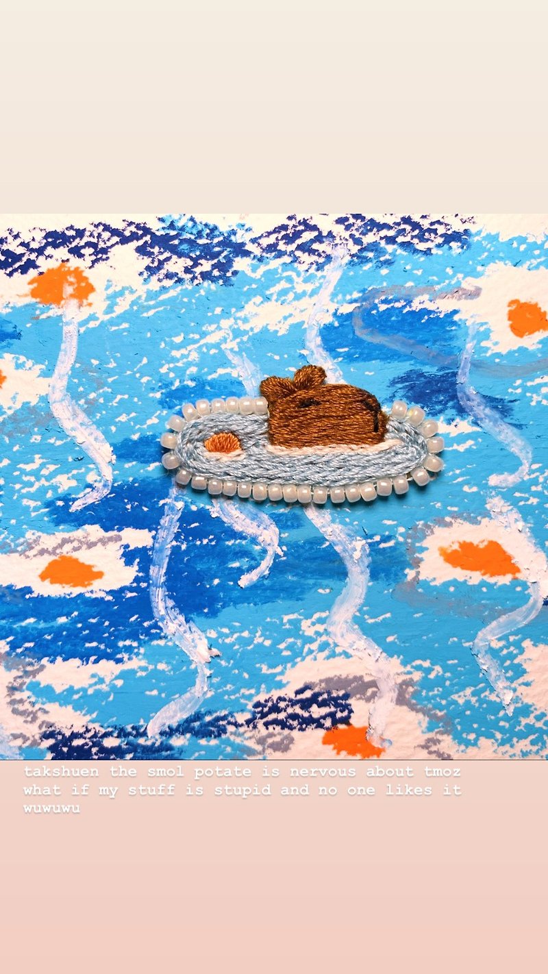 洗温泉的水豚君胸针 capybara in hot spring pin - 胸针 - 绣线 蓝色
