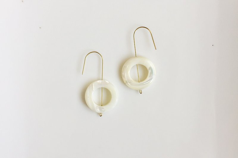 白鱿鱼圈 天然石贝壳黄铜耳环 - 耳环/耳夹 - 宝石 白色