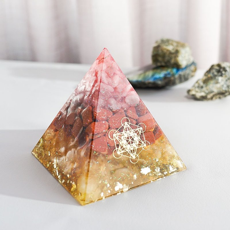 【粉晶、金砂石、黄晶】奥根水晶能量金字塔Orgonite 8x8 cm - 摆饰 - 其他材质 