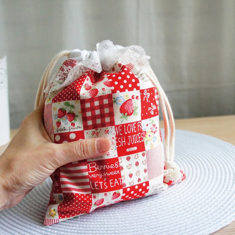 Lovely【日本布】草莓格纹拼花蕾丝束口袋、小物袋、化妆包、红白 - 化妆包/杂物包 - 纸 多色