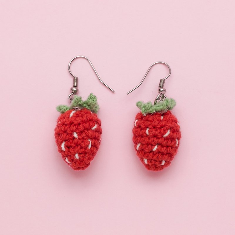 Earrings crochet fruit | The Strawberry #001 - 耳环/耳夹 - 棉．麻 红色