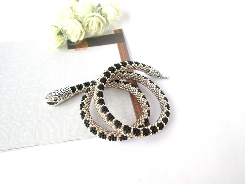 Silver gray snake necklace Ouroboros bracelet Animal necklace Gray beaded neckla - 手链/手环 - 其他材质 多色
