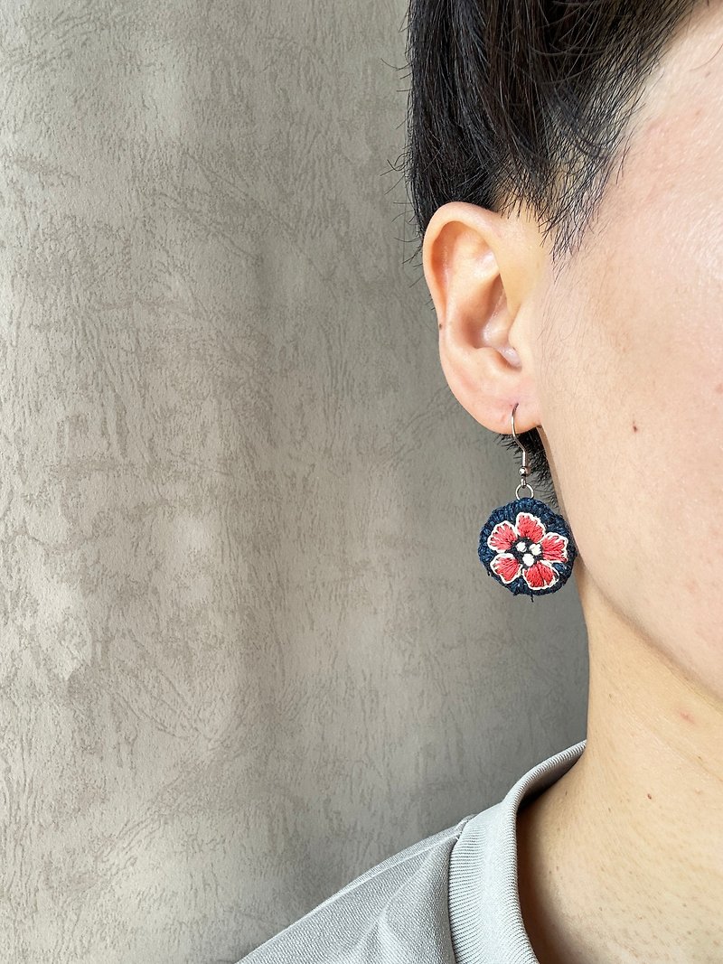 刺绣耳环日本花耳挂耳饰 - 耳环/耳夹 - 棉．麻 红色