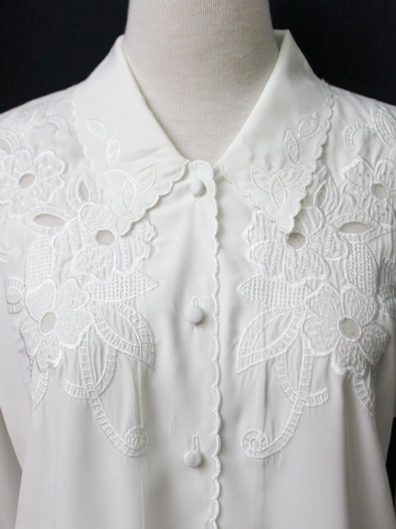 【RE0407T1935】森林系复古胸口花朵刺绣白色古着衬衫 - 女装衬衫 - 聚酯纤维 白色
