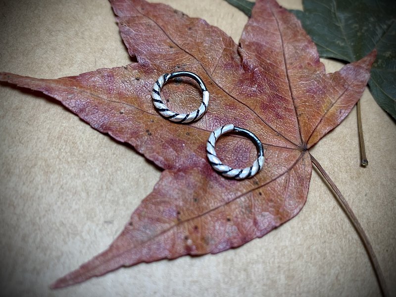 纯银麻花小耳环(一对700) - 耳环/耳夹 - 纯银 银色