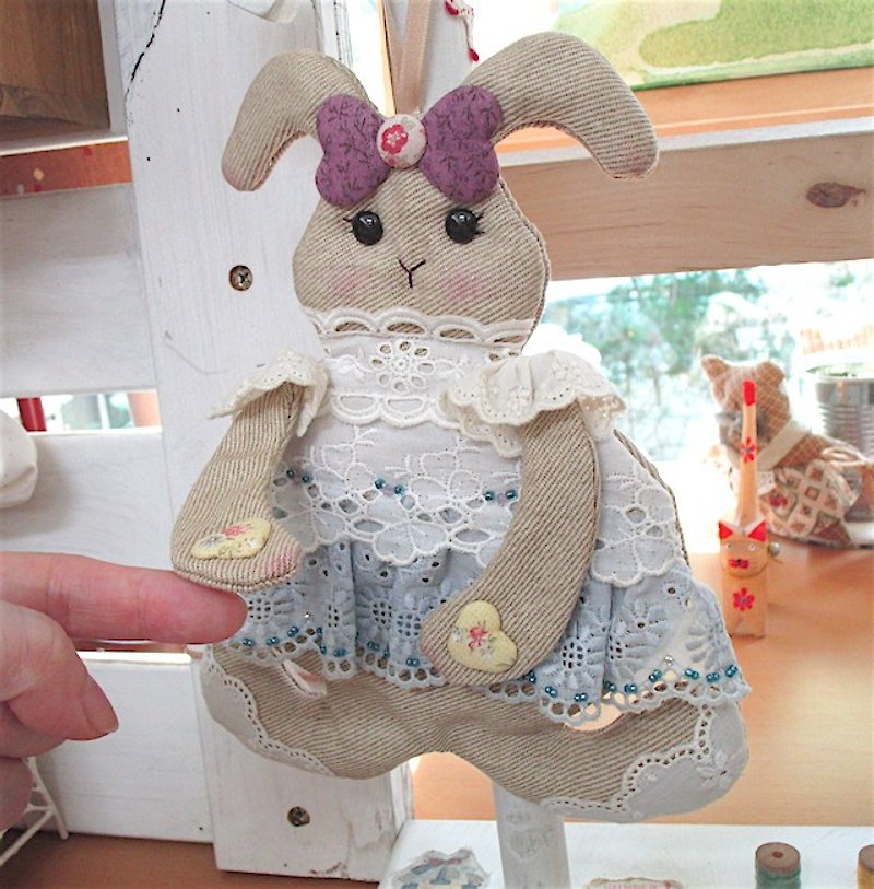 蕾丝兔造型小袋物 - 零钱包 - 棉．麻 卡其色