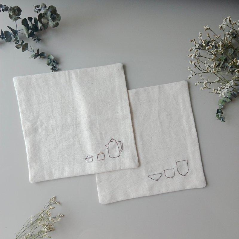 Tea mat set 2pcs hand embroidered 100% Natural cotton fabric - 餐垫/桌巾 - 棉．麻 白色