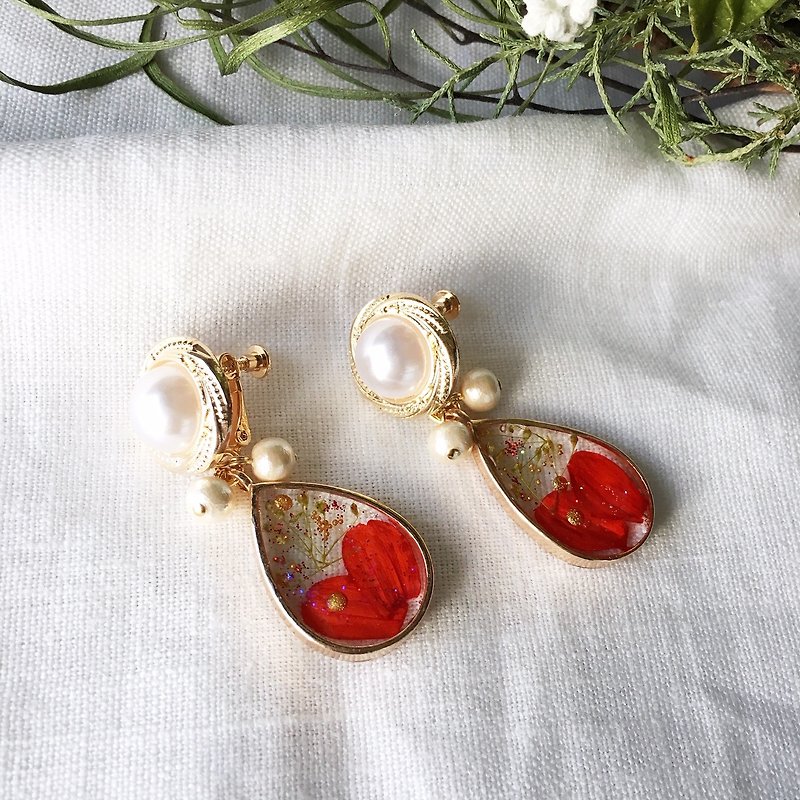 White pearls and Gold with Gerbera hybrida earrings - 耳环/耳夹 - 树脂 红色